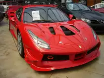 Ferrari 488 GTB Challenge. Dieser 488 GTB Challenge ist quasi ein Neuwagen. Er hat nur einen Vorbesitzer, der diesen Sportwagen seit seiner Auslieferung im Jahr 2018 gerade mal 50 Kilometer bewegt hat. Der als Mittelmotor verbaute V8-Motor hat einen Hubraum von 3902 cm³ und leistet 670 PS. Die Höchstgeschwindigkeit gibt das Werk in Maranello mit 330 km/h an. Classic Remise Düsseldorf am 12.07.2022.