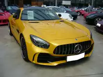 Mercedes Benz AMG GTR im Farbton solarbeam-metallic. Der mit einem Biturbolader aufgeladene V8-Motor hat einen Hubraum von 3982 cm³ und leistet 584 PS. Die Höchstgeschwindigkeit soll bei 318 km/h liegen. Classic Remise Düsseldorf am 12.07.2022.