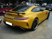 Heckansicht eines Mercedes Benz AMG GTR im Farbton solarbeam-metallic. Classic Remise Düsseldorf am 12.07.2022.