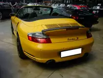 Heckansicht eines Porsche 911 Cabriolet der Baureihe 996 im Farbton speedgelb. Classic Remise Düsseldorf am 12.07.2022.