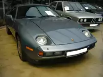 Porsche 928S, gebaut in den Jahren von 1980 bis 1986. Der 928S basierte auf dem bereits im Jahr 1977 vorgestellten Porsche 928. Der V8-Motor hat einen Hubraum von 4.664 cm³ und leistet bis ins Modelljahr 1983 genau 300 PS. Ab dem Modelljahr 1984 erhöhte sich die Leistung auf 310 PS. Da es sich beim gezeigten Porsche um einen USA-Reimport handelt, hat dieser 928S lediglich 288 PS. Classic Remise Düsseldorf am 12.07.2022.