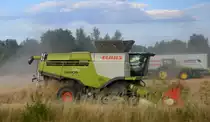 Claas Mähdrescher LEXION-770 im Einsatz am 05.07.22 Nähe Magdeburg, Bild aus dem Regionalbahn-Fenster.