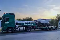 Endlich Feierabend, ein Volvo-Tieflader pausiert hier Mitte Juli 2022 in Hattingen.