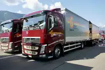 Zwei Volvo Hängerzüge von Galliker am 26.6.22 beim Trucker Festival Interlaken.