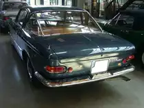 Heckansicht eines Fiat 2300S Coupe im Farbton blu chiaro, gebaut in den Jahren von 1961 bis 1968. Das von  Ghia  gezeichnete Coupe wurde auf dem Turiner Autosalon des Jahres 1960 vorgestellt und ging ab 1961 in Serie. Bis 1964 gab es das Coupe als 2300 und 2300 S. Beide Versionen hatten einen Sechszylinderreihenmotor mit einem Hubraum von 2279 cm³. Der 2300 leistete 105 PS und der 2300S 136 PS. Nach den Werksferien 1964 wurde nur noch der 2300S produziert.  Classic Remise Düsseldorf am 12.07.2022.