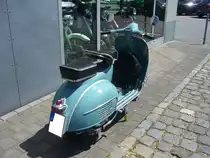 Heckansicht einer Vespa 150 Super aus dem Jahr 1962. Parkplatz der Düsseldorfer Classic Remise am 12.07.2022.