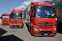 Drei MB Actros Hängerzüge von Swisspor am 26.6.22 beim Trucker Festival Imterlaken.