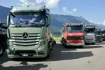 Ein MB Actros Tanksattelschlepper von Rolli Transporte und Volvo und Scani von Zaugg am 26.6.22 beim Trucker Festibal Interlaken.