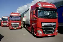 Zwei DAF Sattelschleepper von Giezendanner und ein Scania von Föhn am 26.6.22 beim Trucker Festival Interlaken.