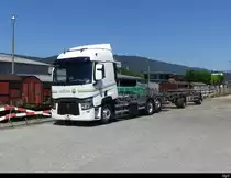 Renault Absetzkipper mit Anhänger abgestellt im Güterbahnhof von Biel am 16.07.2022