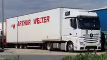 =MB Actros-Sattelzug der Spedition ARTUR WELTER, gesehen im April 2022 an der A 3
