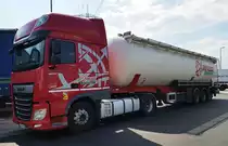DAF XF-Silozug von REVESZ, steht zur Fahrerpause auf einem Rastplatz, 04-2022