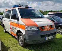 =VW T5 des DRK OV SCHWARZACH, abgestellt auf dem Parkplatz der Rettmobil 2022, 05-2022