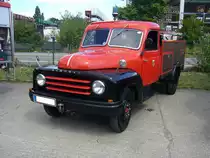 Hanomag L28 Mannschaftstransporter. Der L28 wurde von 1950 bis 1960 produziert. Er war auch als Modell AL28 mit Allradantrieb lieferbar. Der Vierzylinderreihendieselmotor hat einen Hubraum von 2799 cm³. Das Leistungsspektrum reichte von 45 PS bis zu 70 PS. Der gezeigte L28 müsste vor 1955 gebaut worden sein, da die Türen des Fahrerhauses noch hinten angeschlagen sind. 2. Oldtimerfeuerwehrtreffen an der  Alten Dreherei  in Mülheim an der Ruhr am 16.07.2022.