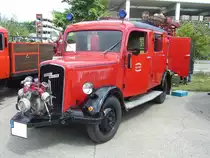 Opel Blitz 1.5to mit einem Aufbau von Metz/Karlsruhe aus dem Jahr 1951. Angetrieben wird der  Blitz  von einem Sechzylinderreihenmotor, der aus einem Hubraum von 2475 cm³ eine Leistung von 55 PS an die Hinterräder weiter gibt. Die Vorbaupumpe hat eine Leistung von 800 Litern pro Minute. 2. Oldtimerfeuerwehrtreffen an der  Alten Dreherei  in Mülheim an der Ruhr am 16.07.2022.