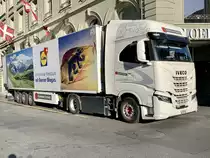 Iveco S-Way 460 Gasbetrieben von Krummen Kerzers am 18.7.22 beim Bahnhof in Bern.
