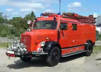 Mercedes Benz LF312/42 aus dem Jahr 1957. Der Aufbau zum Löschgruppenfahrzeug erfolgte bei der Firma Metz in Karlsruhe. Sein aktives Leben verbrachte dieser Mercedes Benz bei der Freiwilligen Feuerwehr Plochingen (Landkreis Esslingen). Der Sechszylindervorkammerdieselmotor hat einen Hubraum von 4580 cm³ und leistet 115 PS. Die Höchstgeschwindigkeit zu seinen Einsatzfahrten wird mit 75 km/h angegeben. 2. Oldtimerfeuerwehrtreffen an der  Alten Dreherei  in Mülheim an der Ruhr am 16.07.2022.