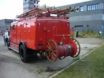 Heckansicht eines Mercedes Benz LF312/42 aus dem Jahr 1957. 2. Oldtimerfeuerwehrtreffen an der  Alten Dreherei  in Mülheim an der Ruhr am 16.07.2022.