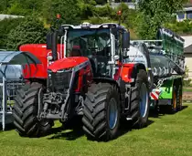Massey Ferguson 8S225 mit einem G�lleverteiler, ausgestellt bei der Landwirtschaftsausstellung in Ettelbr�ck. 07.2022  