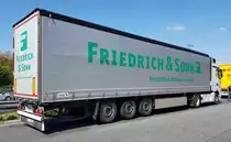 =MB Actros-Sattelzug der Spedition FRIEDRICH & SOHN steht zur Fahrerpause an der A 3 im April 2022