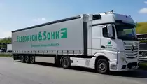 =MB Actros-Sattelzug der Spedition FRIEDRICH & SOHN steht zur Fahrerpause an der A 3 im April 2022