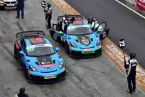 Boxenstopp der #22 und #26 Porsche 718 Cayman GT4 RS CS von Allied-Racing, Fahrer: Jacob Riegel und Marc de Fulgencio, ADAC GT4 Germany Ständiges Rahmenprogramm des ADAC GT Masters Weekend, Niederlande Zandvoort am 25.6.2022