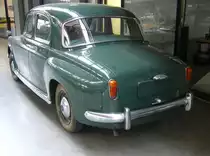 Profilansicht eines Rover P4 90, gebaut in den Jahren von 1953 bis 1959. Die P4 Baureihe wurde bereits 1949 vorgestellt. Während der 15-jährigen Bauzeit gab es etliche Baureihen mit diversen Motorisierungen. Hier wurde das Spitzenmodell P4 90 abgelichtet. Der Sechszylinderreihenmotor mit einem Hubraum von 2.639 cm³ leistet 90 PS. Von dieser Modellvariante setzte Rover knapp 10.000 Fahrzeuge ab. Classic Remise Düsseldorf am 20.07.2022.