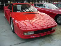 Der  Testarossa  512TR wurde von 1991 bis 1994 bei der Carrozzeria Scaglietti montiert. Das Design stammt von Pininfarina. Der als Mittelmotor verbaute V12-Motor hat einen Hubraum von 4943 cm³ und leistet 428 PS. Die Höchstgeschwindigkeit gab man in Maranello mit 307 km/h an. Im Jahr 1992 kostete ein solcher  Rotschopf  genau DM 320.000,00. Classic Remise Düsseldorf am 20.07.2022.