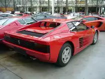 Heckansicht eines Ferrari 512TR  Testarossa . Classic Remise Düsseldorf am 20.07.2022.