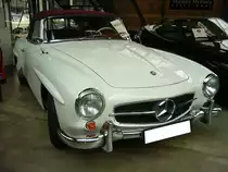 Mercedes Benz W121 BII, gebaut in den Jahren von 1955 bis 1963. Besser bekannt unter der Typenbezeichnung 190SL. Genau 25.881 Fahrzeuge dieses Typs verließen die Werkshallen von Mercedes Benz. Dieser, im Farbton cremeweiß lackierte Wagen, stammt aus dem Jahr 1960. Der Vierzylinderreihenmotor mit einem Hubraum von 1897 cm³ leistet 105 PS. Für einen solchen  Wirtschaftswunder-Sportwagen  waren mindestens DM 16.500,00 fällig. Ab September 1959 konnte der Kunde bzw. die Kundin ein festes Hardtopcoupedach mit bestellen, um im Winter ein festes Dach über dem Kopf zu haben. Dieser  Luxus  kostete noch einmal zusätzlich DM 1.150,00. Classic Remise Düsseldorf am 20.07.2022.