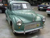 Morris Minor 1000 im Farbton island green, produziert von 1956 bis 1971. Der Minor 1000 war die dritte Ausbaustufe des bereits 1948 vorgestellten Minor. Die vorherigen Modelle nannten sich Minor MM (1948 bis 1952) und Minor Series II (1952 bis 1956). Der Minor war ein Millionenseller und somit der  Volkswagen  der Briten. Der Vierzylinderreihenmotor hat einen Hubraum von 1098 cm³ und leistet 49 PS. Der abgelichtete Minor 1000 ist ein relativ seltener LHD. Classic Remise Düsseldorf am 20.07.2022.