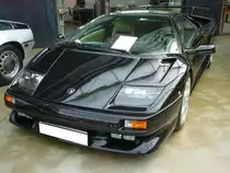 Lamborghini Diablo VT, wie er von 1993 bis 1999 gebaut wurde. Vorgestellt wurde der  Teufel  bereits im Jahr 1990. Im Jahr 1993 kam die, auf dem Foto gezeigte, allradangetriebene Version VT (V isco T raction) zusätzlich ins Modellprogramm. Ab 1995 konnte der Diablo VT als offener Roadster bestellt werden. Der gezeigte Diablo stammt aus dem Jahr 1999 und ist im Farbton nero metallizzato lackiert. Angetrieben wird der Sportwagen von einem V12-Motor mit einem Hubraum von 5707 cm³ und einer Leistung von 492 PS. Die Höchstgeschwindigkeit gab das Werk für diese Version mit 328 km/h an. Classic Remise Düsseldorf am 20.07.2022.