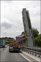 Abbau des Ger�tes: Die B�hne wird in Richtung Ausleger geklappt (hier schon eingeklappt).