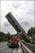 Abbau des Ger�tes No2: Der Ausleger wird �ber das Gel�nder gehoben 
