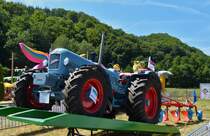 Eicher Wotan Prototyp EA 800S, BJ 1967, 80 Ps, 5850 ccm, mit angehngtem Pflug, abgestellt auf einer schiefen Bhne, war beim Oldtimertreffen in Waarken zusehen. Laut Steckbrief war dies der erste 6 Zyl Versuchsschlepper (Prototyp). 24.07.2022