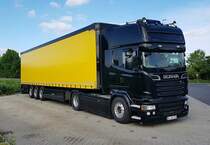 =Scania-Sattelzug rastet in der Nähe der A 7 im Mai 2022