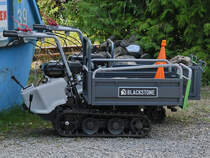 Zwei Raupentransporter von Blackstone waren Ende Juli 2022 in Hüinghausen abgestellt.