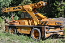 Dieser Demag V72 Autokran stand im satten Grün. (Hüinghausen, Juli 2022)