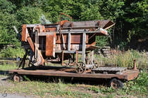 Ein alter Dreschkasten war Ende Juli 2022 in Hüinghausen abgestellt.