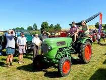 FENDT-Farmer1 (25PS; max20km/h;1958–1961) versetzt die alten Herren sozusagen in Staunen, als damit die Jugend zur Wadholz-Classic2022 eintrifft; 220717