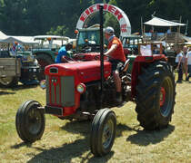 Massey – Ferguson 65, verlässt das Oldtimertreffen in Waarken. 24.07.2022