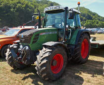 Fendt 310 Vario mit Hänger, wartet auf das Ende des Oldtimertreffens, gesehen auf einem Feld neben den Oldtimern in Waarken. 24.07.2022