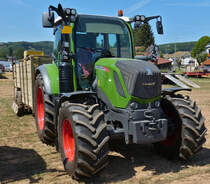 Fendt 310 mit Hänger, wartet auf das Ende des Oldtimertreffens, gesehen auf einem Feld neben den Oldtimern in Waarken. 24.07.2022