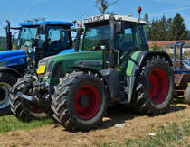 Fendt Favorit 714, steht auf einem Feld neben den Oldtimern in Waarken. 24.07.2022