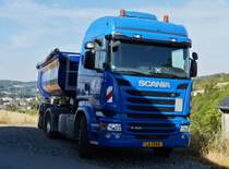 Scania R 490, Kippersattelzug, genießt das Wochenende nahe Wiltz.07.2022