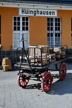 Ein alter Handwagen vor dem Bahnhof in Hüinghausen. (Juli 2022)