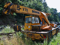 Dieser Demag V72 Autokran stand im satten Grün. (Hüinghausen, Juli 2022)