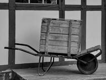 Ein alter Schubkarre, so gesehen Ende Juli 2022 in Hüinghausen.