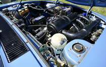 NSU RO80, Blick in den geöffneten Motorraum mit dem Kreiskolbenmotor, 40.Int.NSU-Treffen in Freiamt/Breisgau, Juni 2022