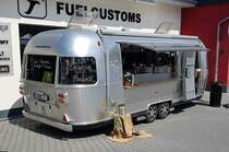 =Anhänger, ausgebaut zur Verpflegungsstation, steht beim Centmarkt in Hofbieber, 05-2022